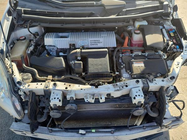 2015 TOYOTA PRIUS — Engine bay