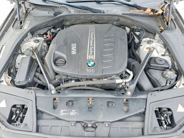 2014 BMW 5 SERIES xDrive — Engine bay