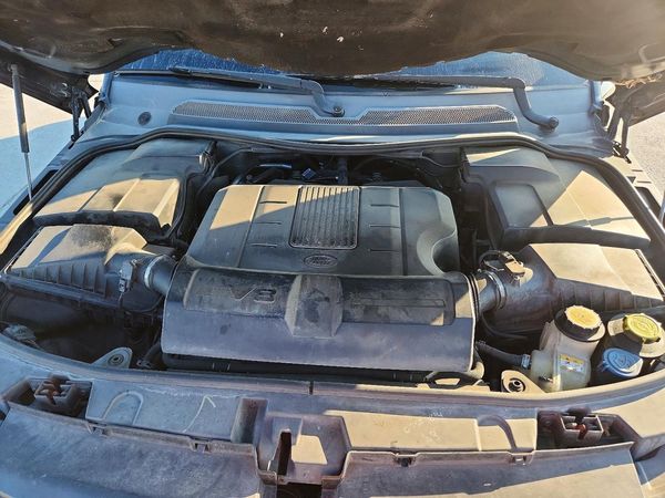 2012 LAND ROVER RANGEROVER HSE — Engine bay