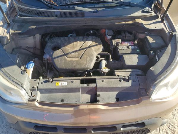 2014 KIA SOUL GL(BASE) — Engine bay