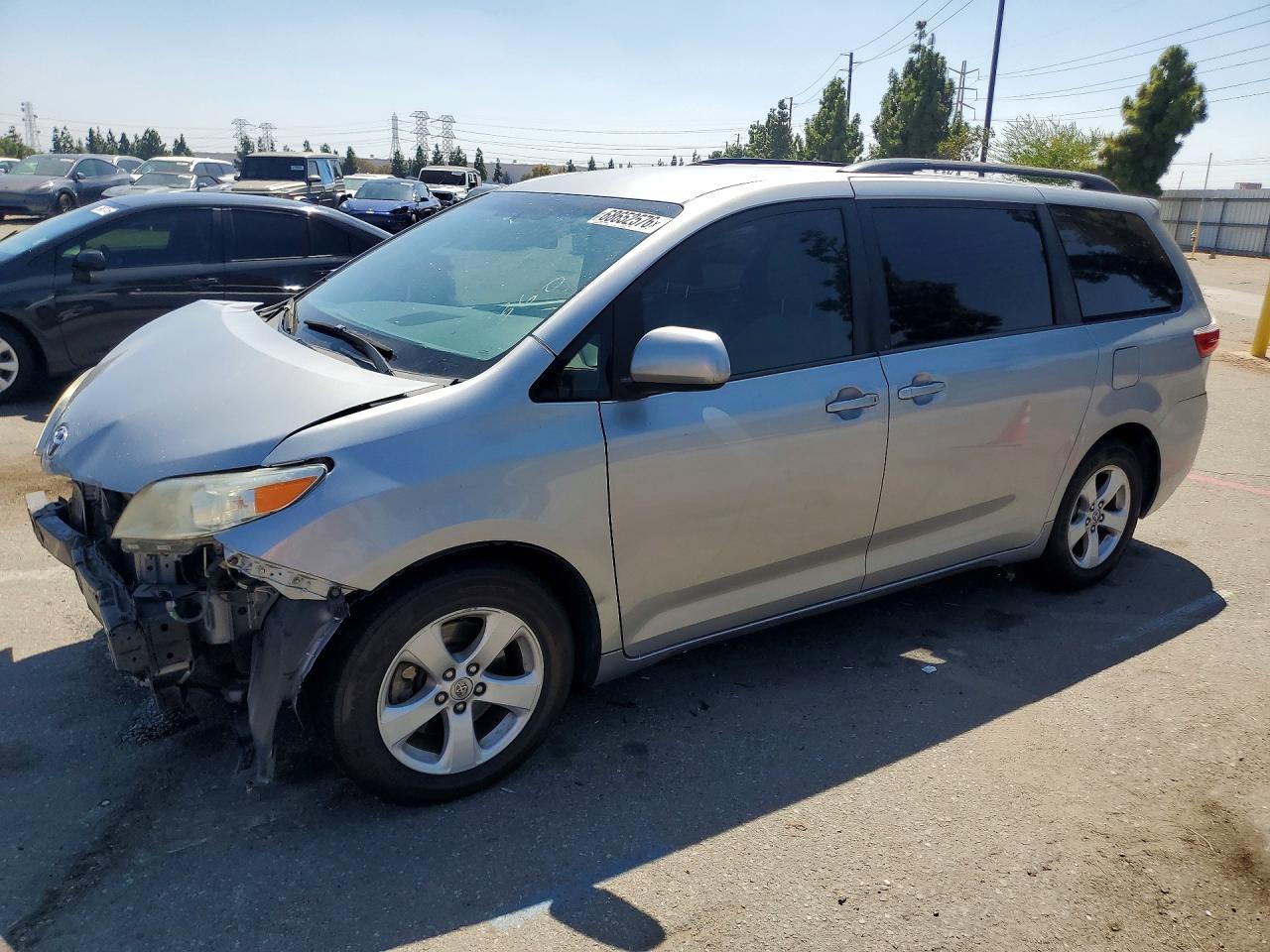 2017 TOYOTA SIENNA LE Mobility/LE — Front 3/4