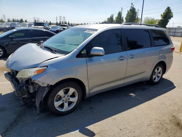 2017 TOYOTA SIENNA — DSFA — Front 3/4