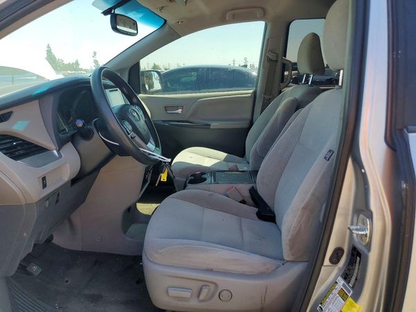 2017 TOYOTA SIENNA LE Mobility/LE — DENT