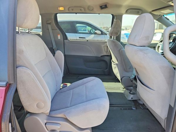 2017 TOYOTA SIENNA LE