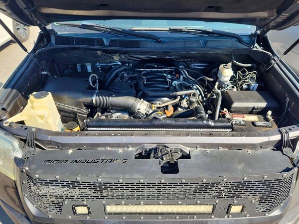 2014 TOYOTA TUNDRA Platinum — Engine bay