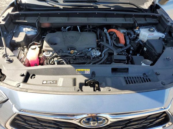 2024 TOYOTA HIGHLANDER Platinum — Engine bay