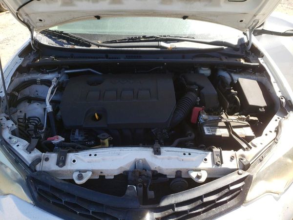 2014 TOYOTA COROLLA — Engine bay