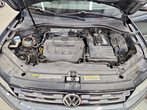 2020 VOLKSWAGEN TIGUAN 4Motion SE, 4Motion SEL — Engine bay
