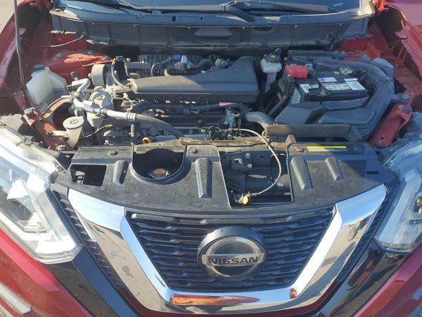 2018 NISSAN ROGUE — Engine bay