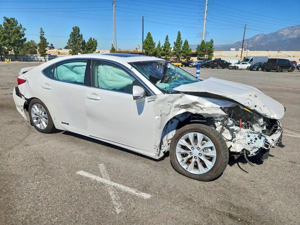 2013 LEXUS ES300 300h — Passenger 3/4