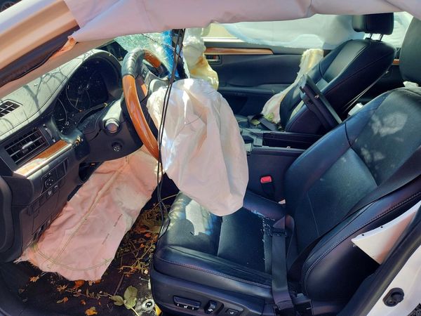 2013 LEXUS ES300 300h — DENT