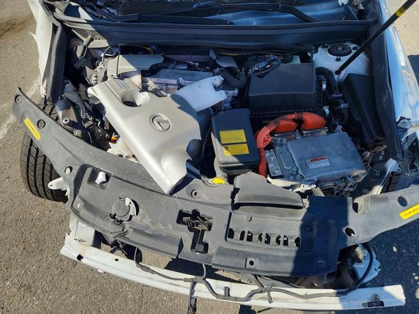 2013 LEXUS ES300 300h — Engine bay