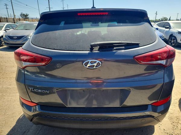 2017 HYUNDAI TUCSON SE (no options)
