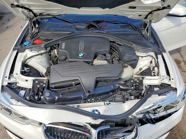 2018 BMW 320 xDrive SA — Engine bay