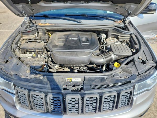 2017 JEEP GRAND CHEROKEE — Engine bay