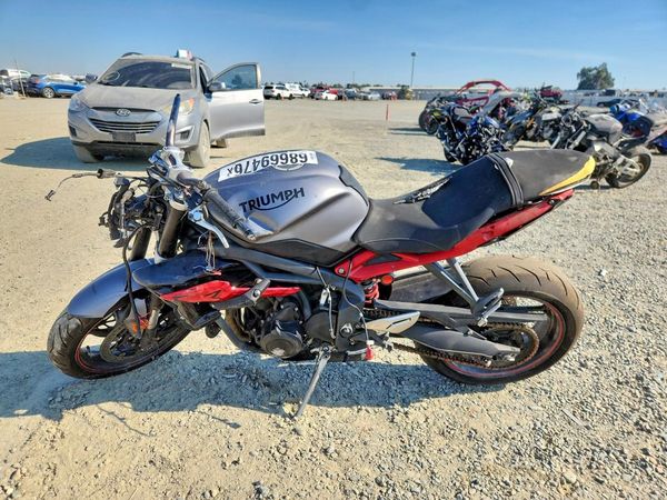 2015 TRIUMPH MOTORCYCLE STREET