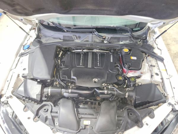 2014 JAGUAR XF — Engine bay