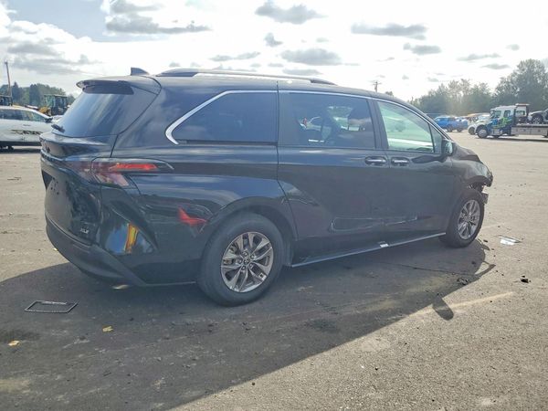 2026 TOYOTA SIENNA XLE