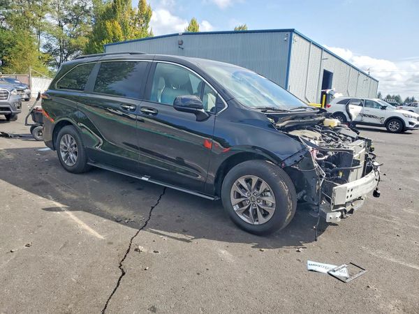 2026 TOYOTA SIENNA XLE