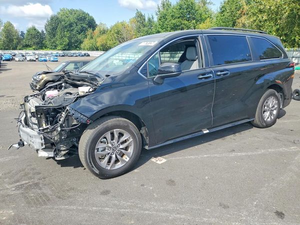 2026 TOYOTA SIENNA XLE