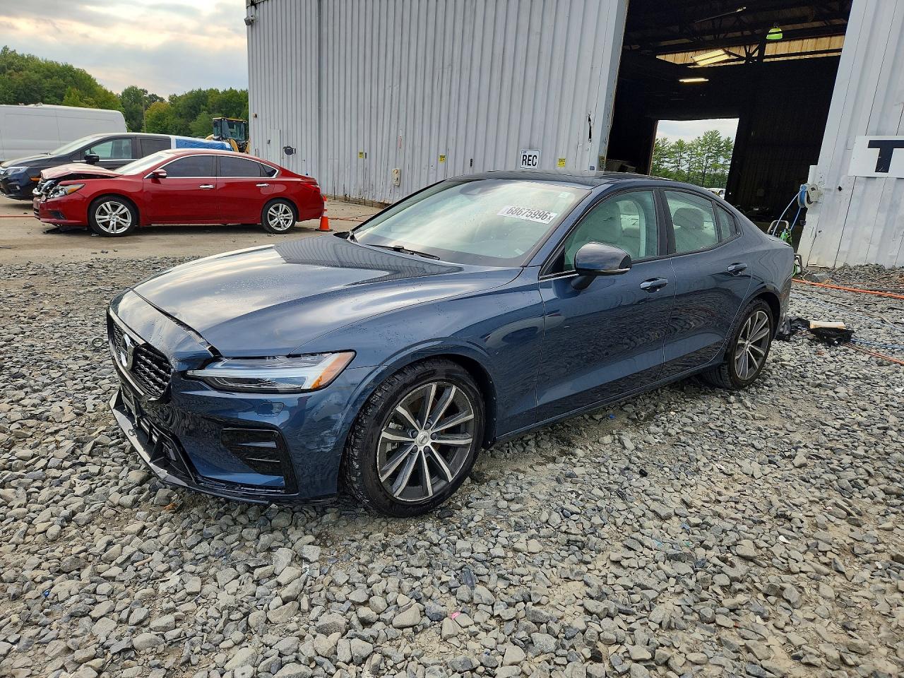 2022 VOLVO S60 — Front 3/4