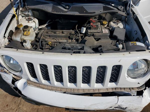 2016 JEEP PATRIOT Sport — Engine bay
