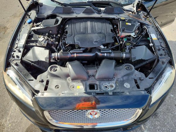 2015 JAGUAR XJ XJL Porfolio — Engine bay