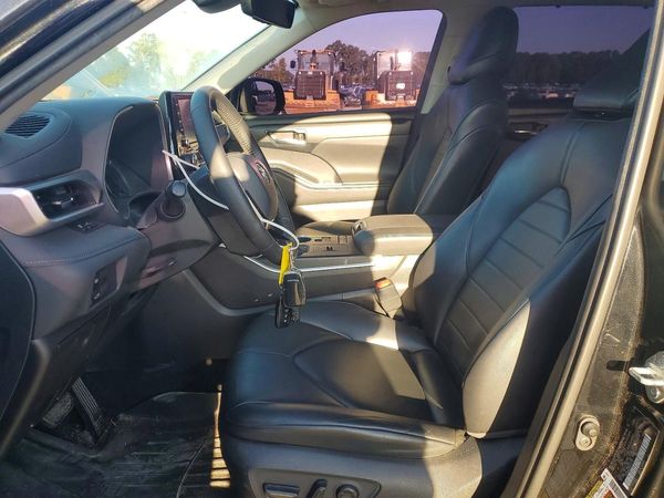 2021 TOYOTA HIGHLANDER XLE Nav — DENT
