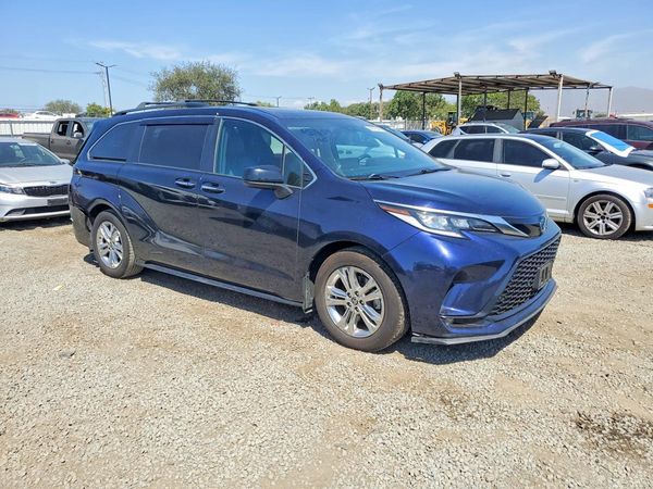 2022 TOYOTA SIENNA XSE