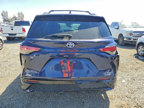 2022 TOYOTA SIENNA XSE