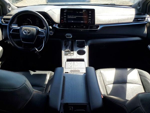 2022 TOYOTA SIENNA XSE