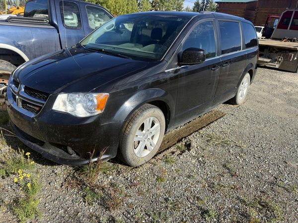 2019 DODGE CARAVAN Crew — Front 3/4