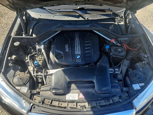 2015 BMW X5 xDrive35d — Engine bay