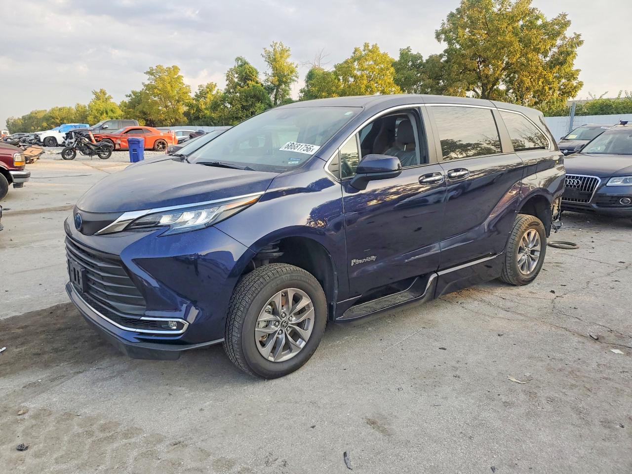 2023 TOYOTA SIENNA XLE — Front 3/4
