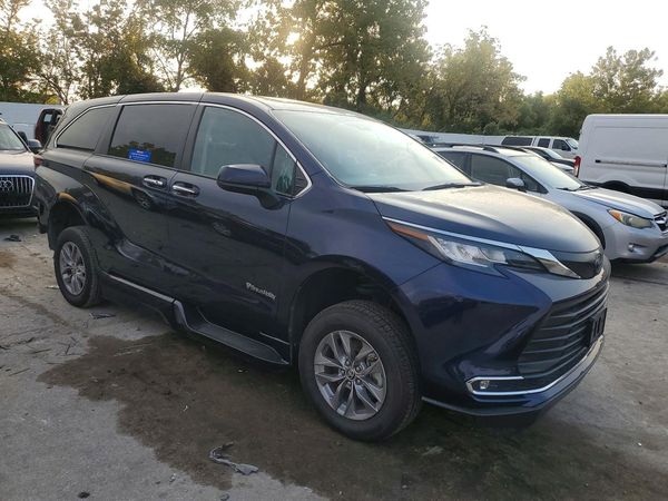 2023 TOYOTA SIENNA XLE — Passenger 3/4