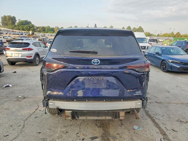 2023 TOYOTA SIENNA XLE — DIRR
