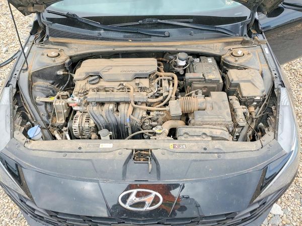 2022 HYUNDAI ELANTRA SEL — Engine bay