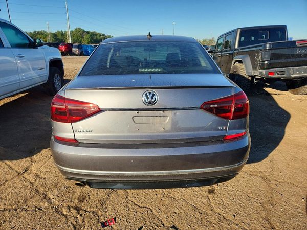 2017 VOLKSWAGEN PASSAT R-Line