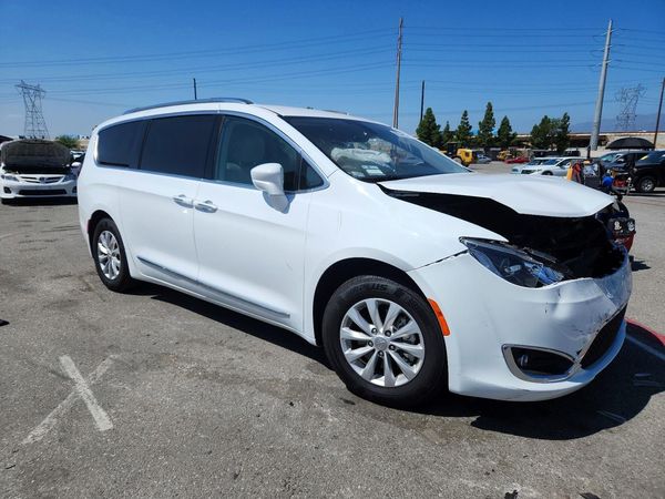 2018 CHRYSLER PACIFICA — Passenger 3/4