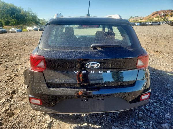2026 HYUNDAI VENUE SEL, SEL w/ 2-Tone Roof — DIRR