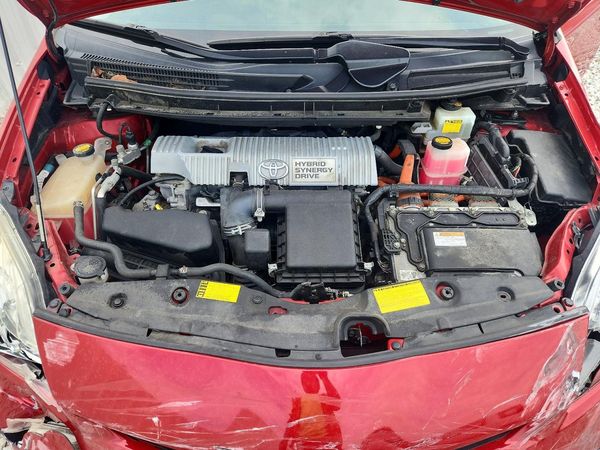 2014 TOYOTA PRIUS — Engine bay