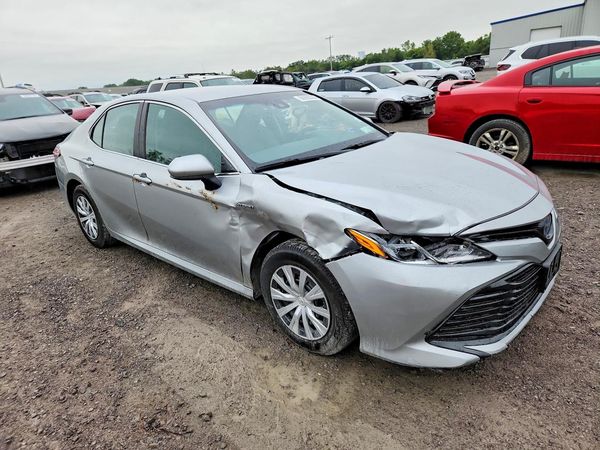 2018 TOYOTA CAMRY LE Hybrid — Passenger 3/4