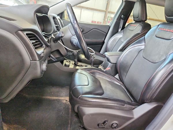 2019 JEEP CHEROKEE Trailhawk — DENT
