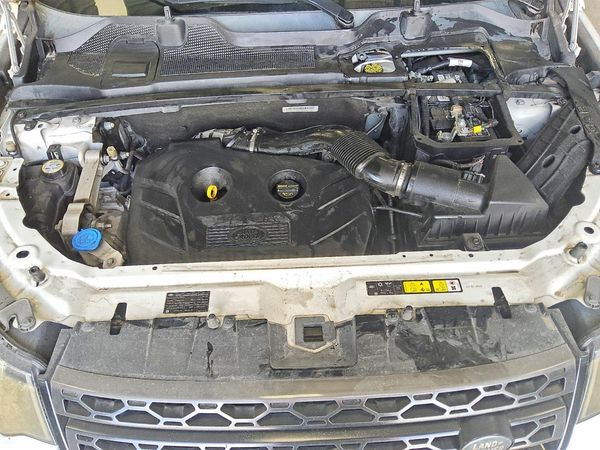 2016 LAND ROVER DISCOVERY SE — Engine bay