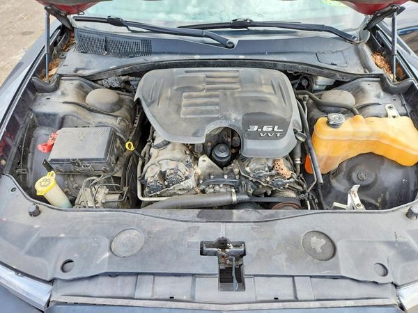 2013 DODGE CHARGER SE — Engine bay