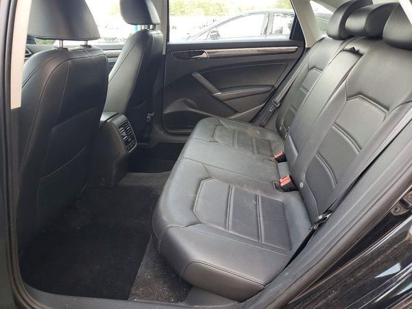 2017 VOLKSWAGEN PASSAT SE