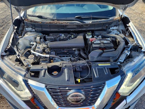 2018 NISSAN ROGUE — Engine bay