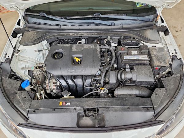 2020 HYUNDAI ELANTRA — Engine bay