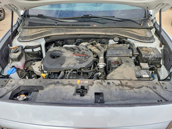 2020 HYUNDAI SANTA FE SEL — Engine bay