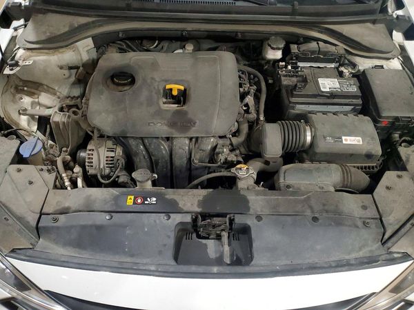 2019 HYUNDAI ELANTRA SE — Engine bay